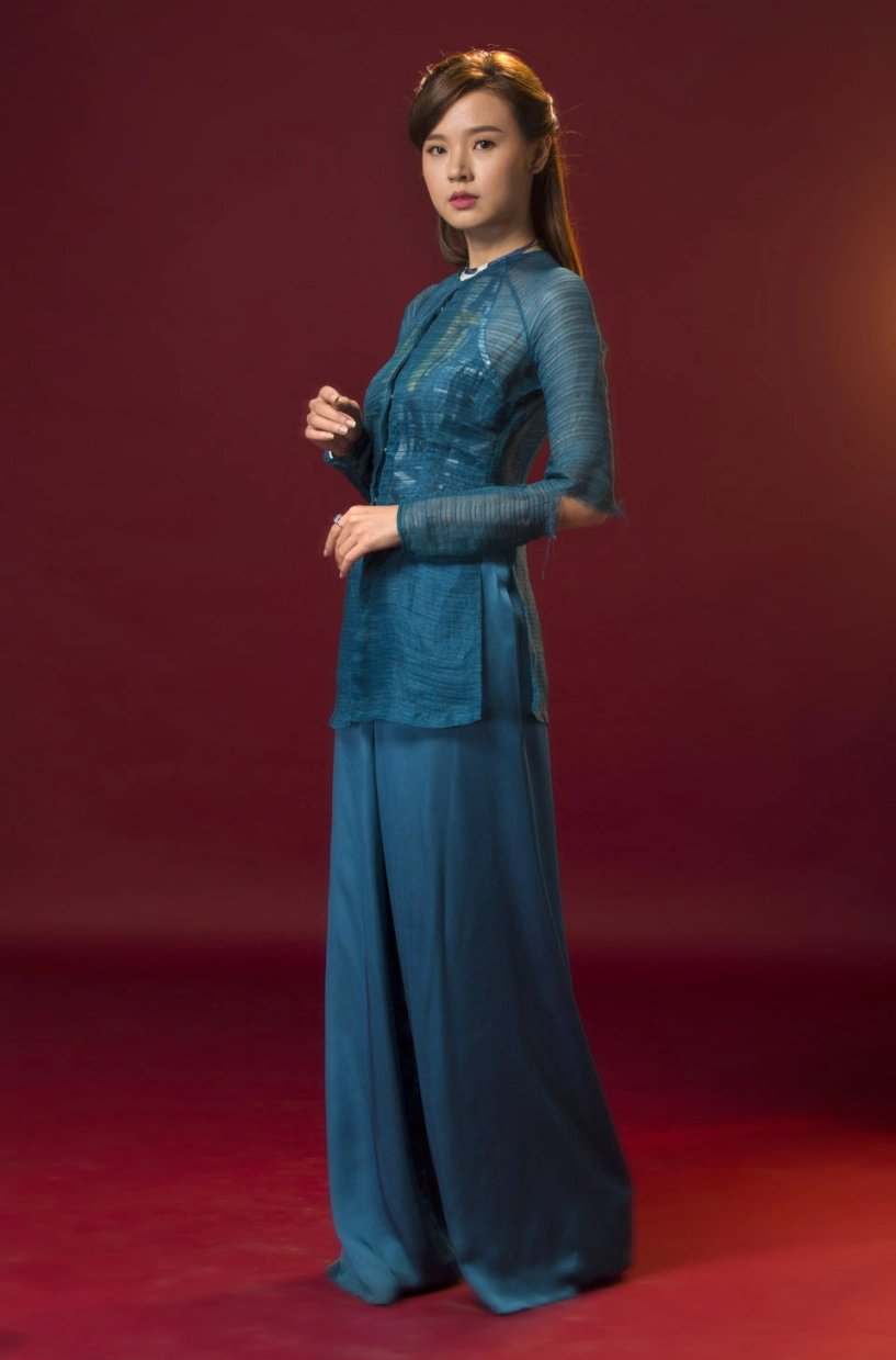 Thanh hằng thị uy con dâu midu bằng áo dài cuốn rắn