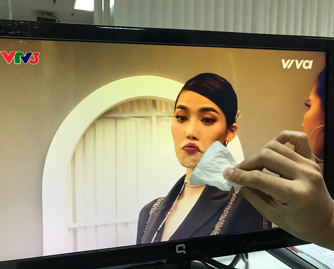 The face việt nam chết cười khi fan cả nước thi nhau chùi môi thâm cho hlv lan khuê