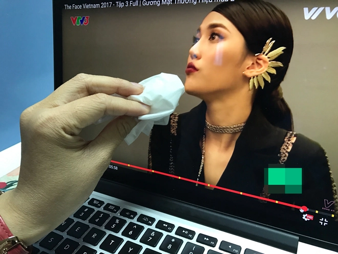The face việt nam chết cười khi fan cả nước thi nhau chùi môi thâm cho hlv lan khuê
