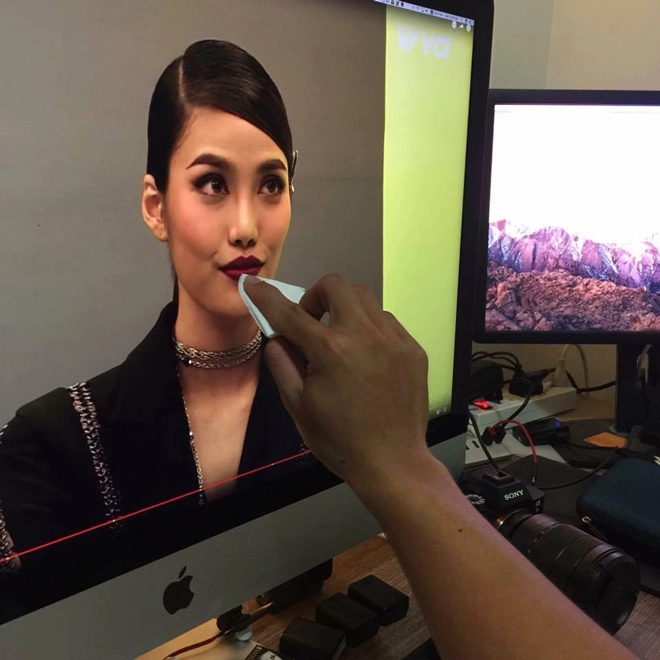 The face việt nam chết cười khi fan cả nước thi nhau chùi môi thâm cho hlv lan khuê