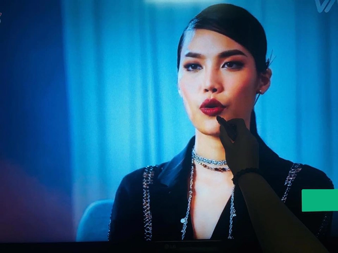 The face việt nam chết cười khi fan cả nước thi nhau chùi môi thâm cho hlv lan khuê