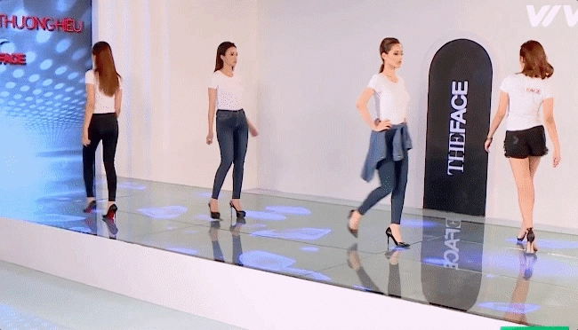 The face việt nam nữ hoàng đi trễ minh tú để thí sinh bơ vơ tự tập catwalk