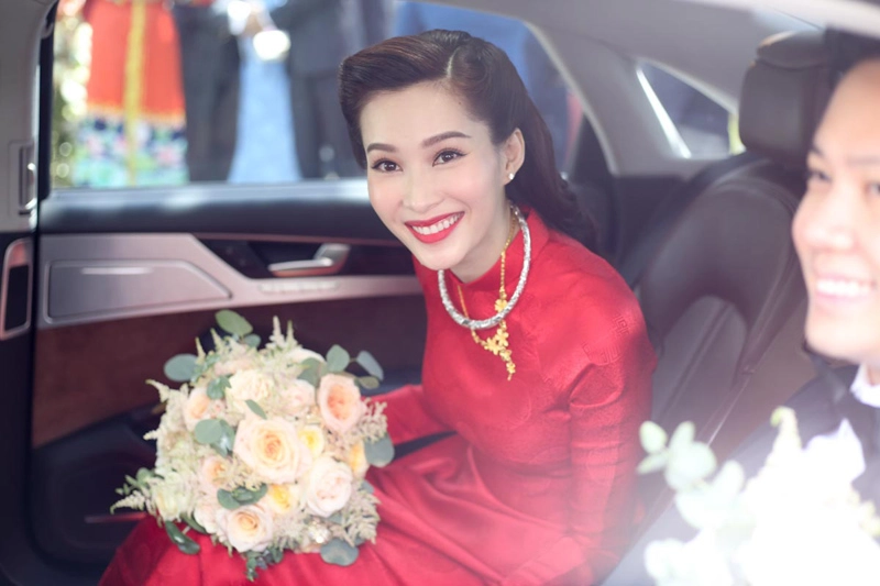 Thu thảo đơn giản với áo dài đỏ nhưng vẫn xứng là cô dâu đẹp nhất hôm nay