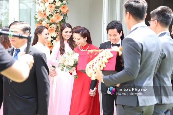 Thu thảo đơn giản với áo dài đỏ nhưng vẫn xứng là cô dâu đẹp nhất hôm nay