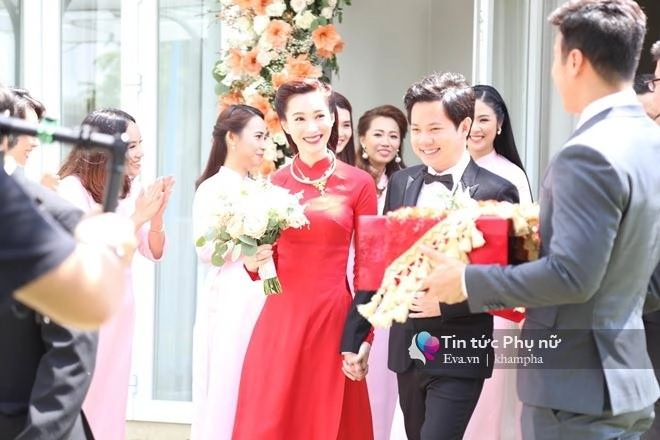 Thu thảo đơn giản với áo dài đỏ nhưng vẫn xứng là cô dâu đẹp nhất hôm nay