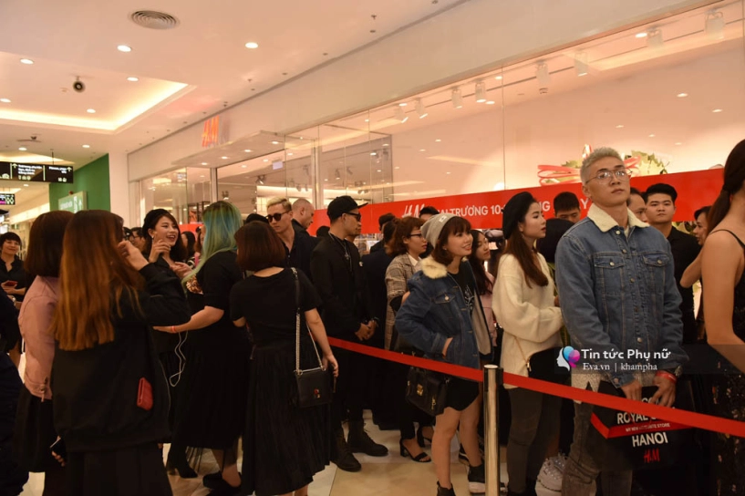 Toàn khách vip mà vẫn phải xếp hàng dài chờ đợi mua đồ bình dân của h