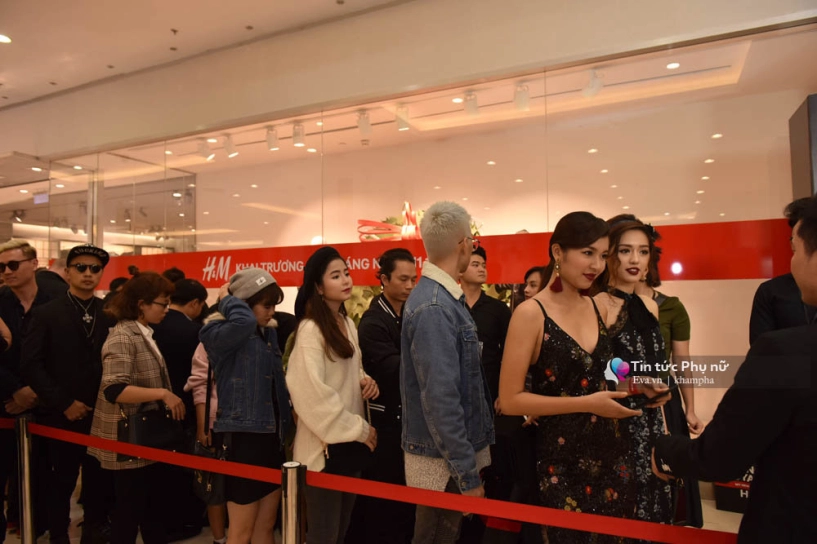 Toàn khách vip mà vẫn phải xếp hàng dài chờ đợi mua đồ bình dân của h
