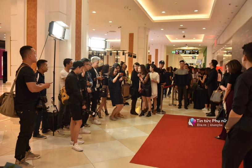 Toàn khách vip mà vẫn phải xếp hàng dài chờ đợi mua đồ bình dân của h