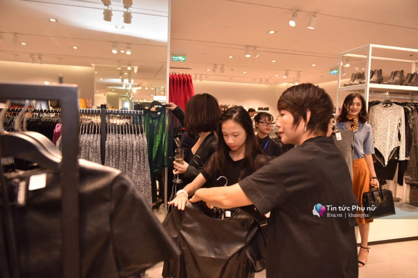 Toàn khách vip mà vẫn phải xếp hàng dài chờ đợi mua đồ bình dân của h