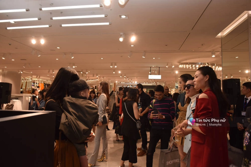 Toàn khách vip mà vẫn phải xếp hàng dài chờ đợi mua đồ bình dân của h