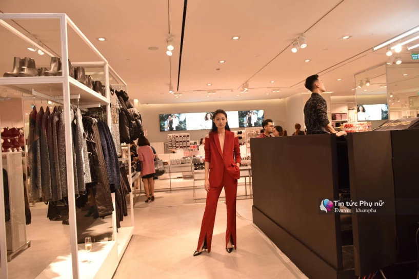 Toàn khách vip mà vẫn phải xếp hàng dài chờ đợi mua đồ bình dân của h