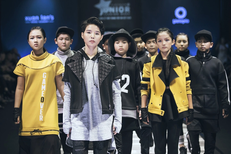 Vũ cát tường bất ngờ làm mẫu cùng loạt mẫu tí hon