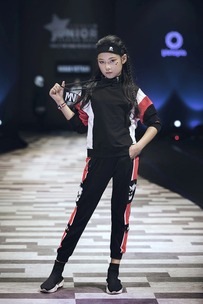 Vũ cát tường bất ngờ làm mẫu cùng loạt mẫu tí hon