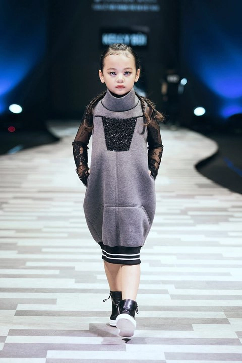 Vũ cát tường bất ngờ làm mẫu cùng loạt mẫu tí hon