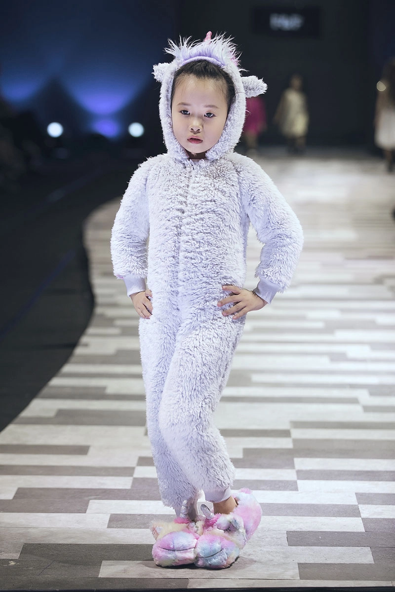 Vũ cát tường bất ngờ làm mẫu cùng loạt mẫu tí hon