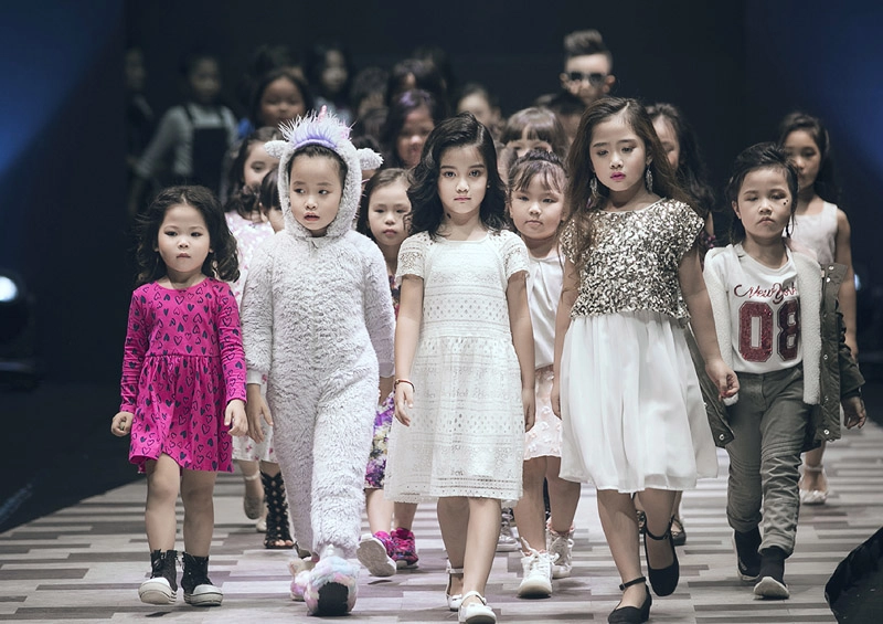 Vũ cát tường bất ngờ làm mẫu cùng loạt mẫu tí hon