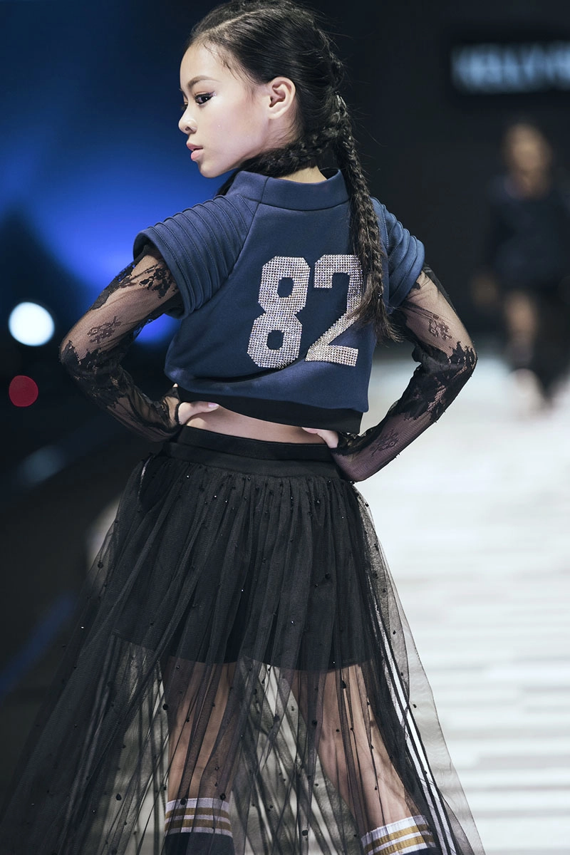 Vũ cát tường bất ngờ làm mẫu cùng loạt mẫu tí hon