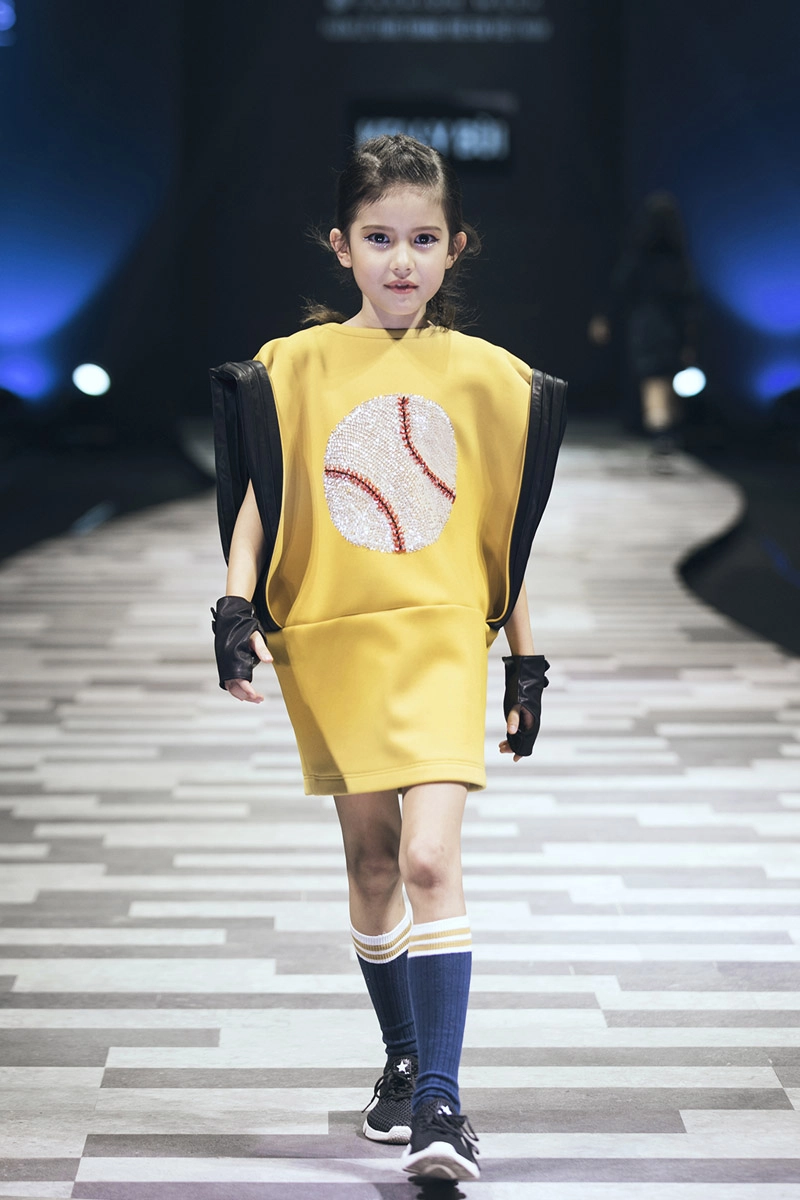 Vũ cát tường bất ngờ làm mẫu cùng loạt mẫu tí hon